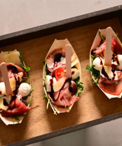 Rukkola saláta koktélparadicsommal és parmezán forgáccsal