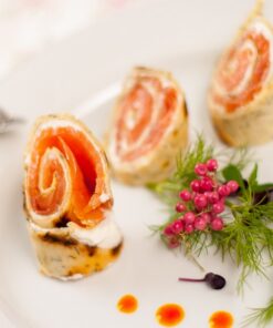 Füstölt lazac kapros palacsintában tormával, kaviár gyöngyökkel