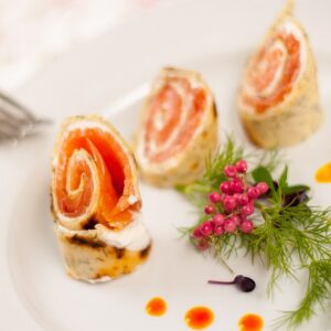 Füstölt lazac kapros palacsintában tormával, kaviár gyöngyökkel