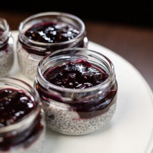 Mandulatejes chia puding erdei gyümölccsel