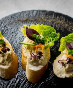 Padlizsánkrémes szendvics gyöngyhagymával és szárított paradicsommal