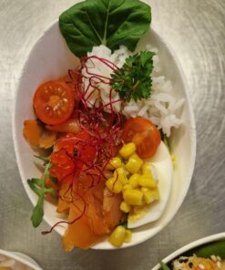 Füstölt lazac poké bowl