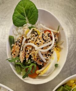 Szezámmagos csirkés poké bowl