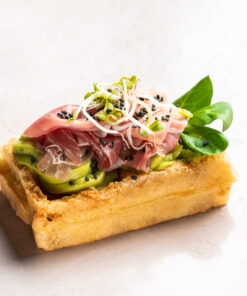 Feketeerdei sonkás, avokádókrémes gofri szendvics